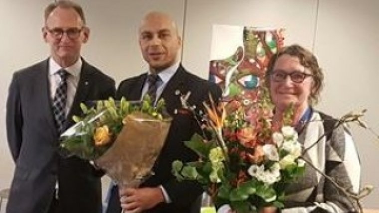 man en vrouw met bloemen poseren met een andere man