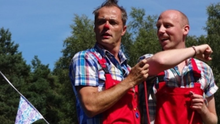 twee medewerkers poseren van het Wolkentheater