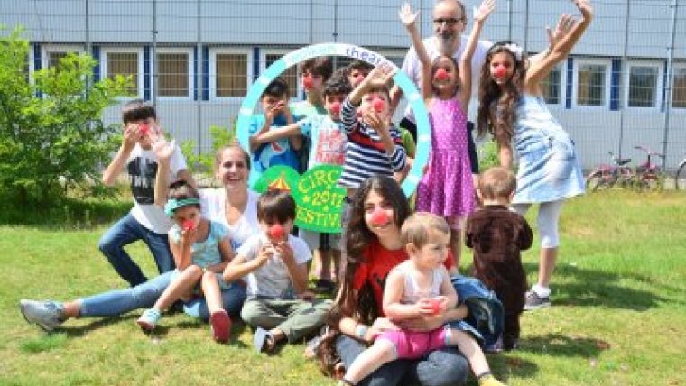 kinderen en een man poseren met een hoepel