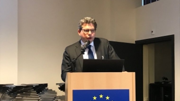 man spreekt door microfoon
