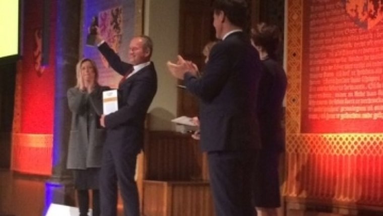 Gerard poseert met award