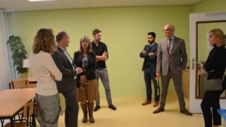 groepje mensen staan in een kamer