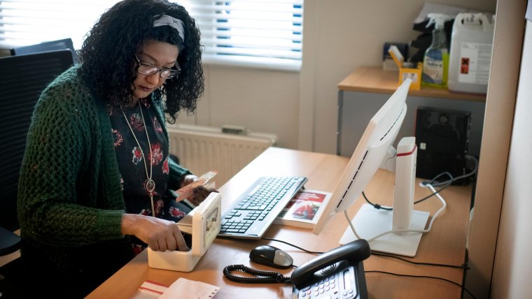 Ibo-medewerker achter de computer
