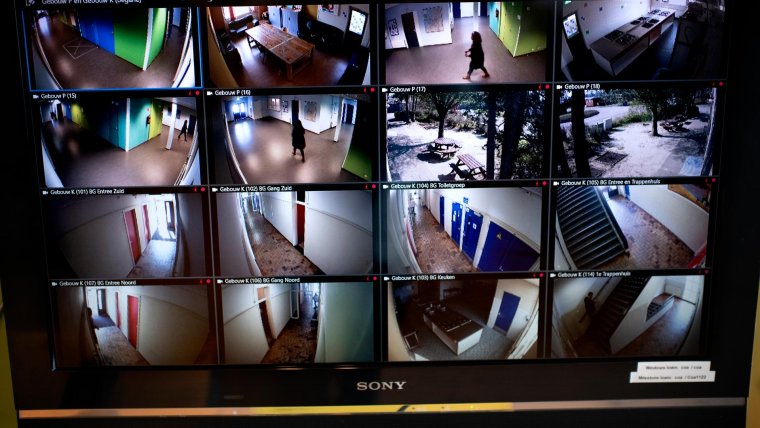 Beeld van beveiligingscamera's op een tv-scherm