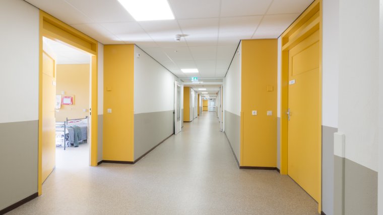 gang met gele deuren