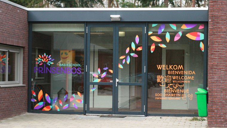 ingang school met versiering gekleurde bladeren