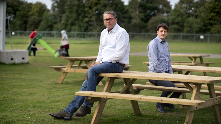 Van Iperen en Van Pijkeren buiten aan picknicktafel in Zoutkamp  