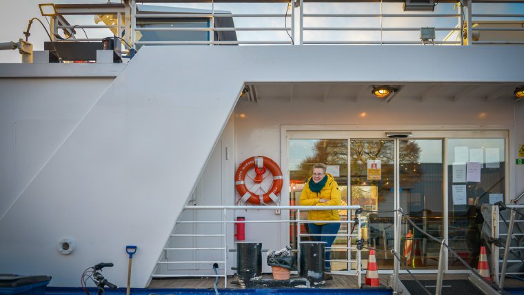 Annie Leppink op de boot in Meppel