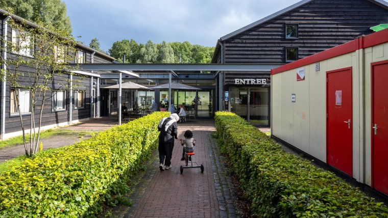 ouder en kind spelen buiten in opvang in Utrecht