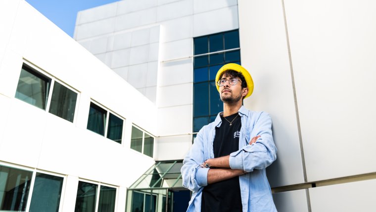 jongen staat tegen muur aan in azc