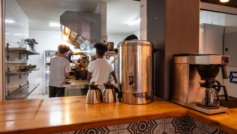 Jongens aan het werk in de keuken om eten klaar te maken
