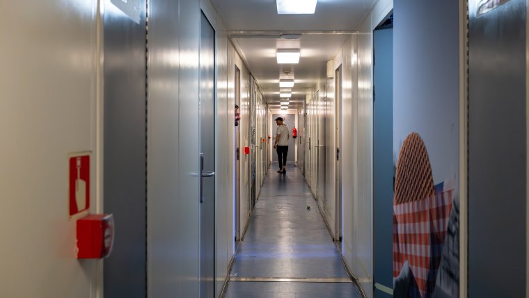 Gang met slaapkamerdeuren op een schip.