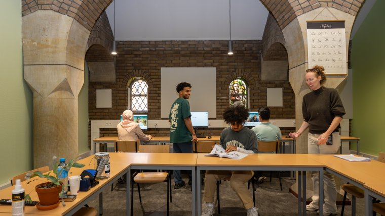 Les- en computerlokaal azc Apeldoorn waar 3 mannen en 2 vrouwen bezig zijn
