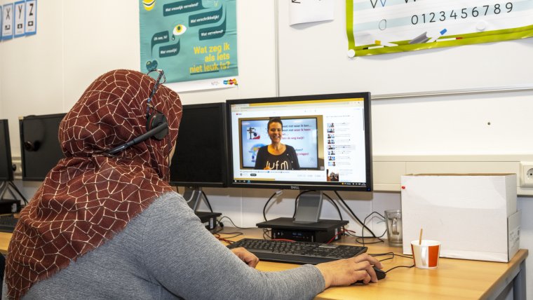 Asielzoeker zoekt informatie op de pc