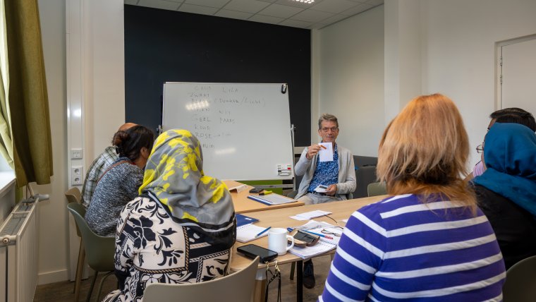 Leslokaal waar vrijwilliger Nederlandse les geeft aan asielzoekers