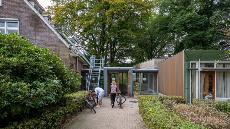 Ingang van amv gebouw in Berg en Dal
