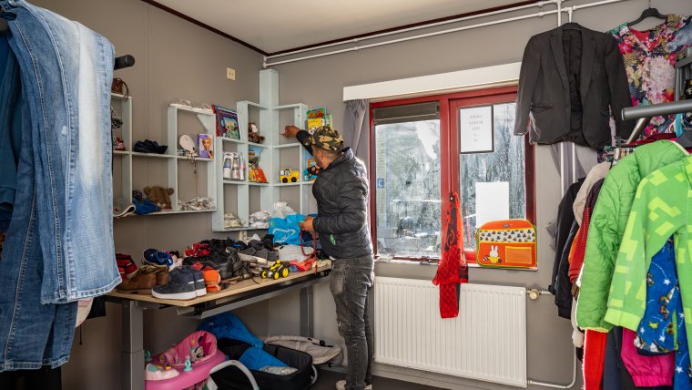 Tweedehandswinkel op coa locatie Zeewolde met kleding en speelgoed