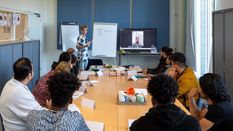 Vrijwilliger geeft les in leslokaal coa locatie Deelen