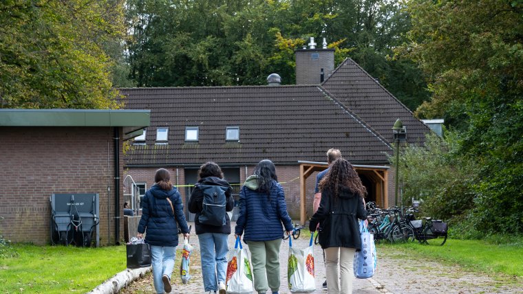 Aankomst 4 vrouwen met tassen in coa locatie Deelen