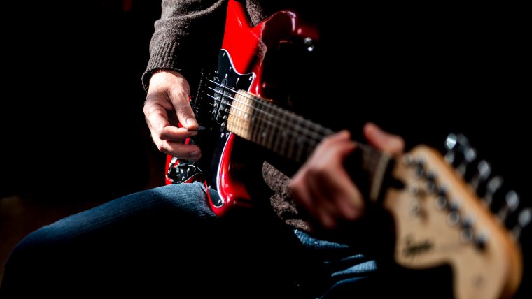 man speelt gitaar