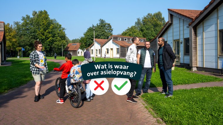 Groep mensen die aan het praten zijn met elkaar op een AZC