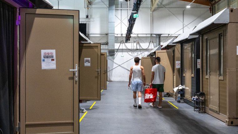 in de hal zijn kleine units in rijen geplaatst die als slaapkamer dienen