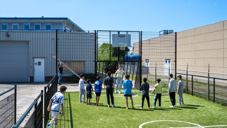 kinderen met begeleider op het voetbalveldje van coa locatie Etten-Leur 