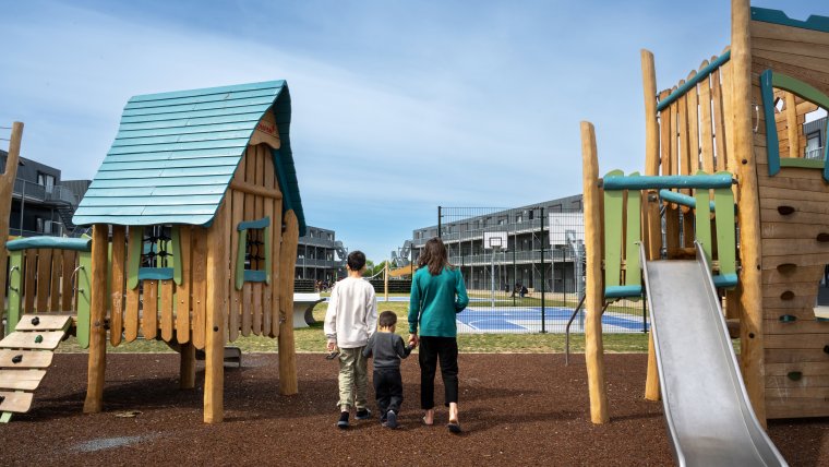 kinderen buiten in de speeltuin op locatie alphen aan de rijn