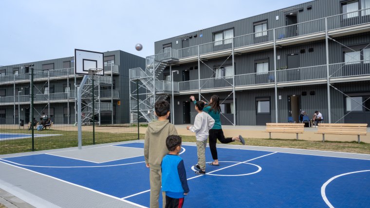 kinderen aan het basketballen op locatie alphen aan de rijn