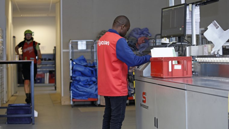 Man aan het werk bij postbedrijf