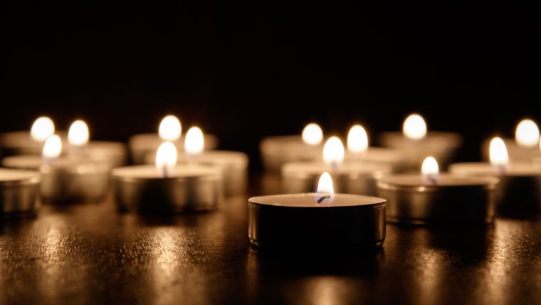 brandende waxinelichtjes in het donker