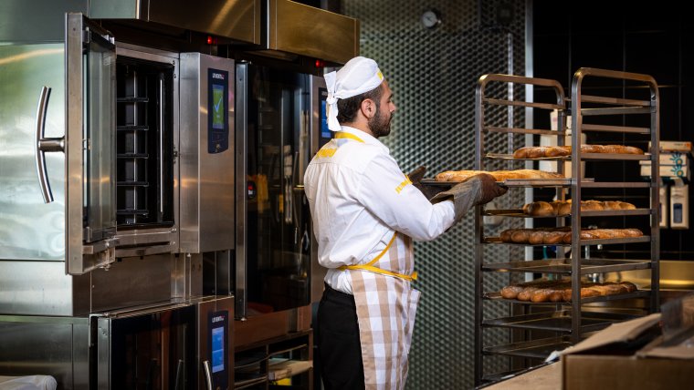 Man aan het werk in de bakkerij