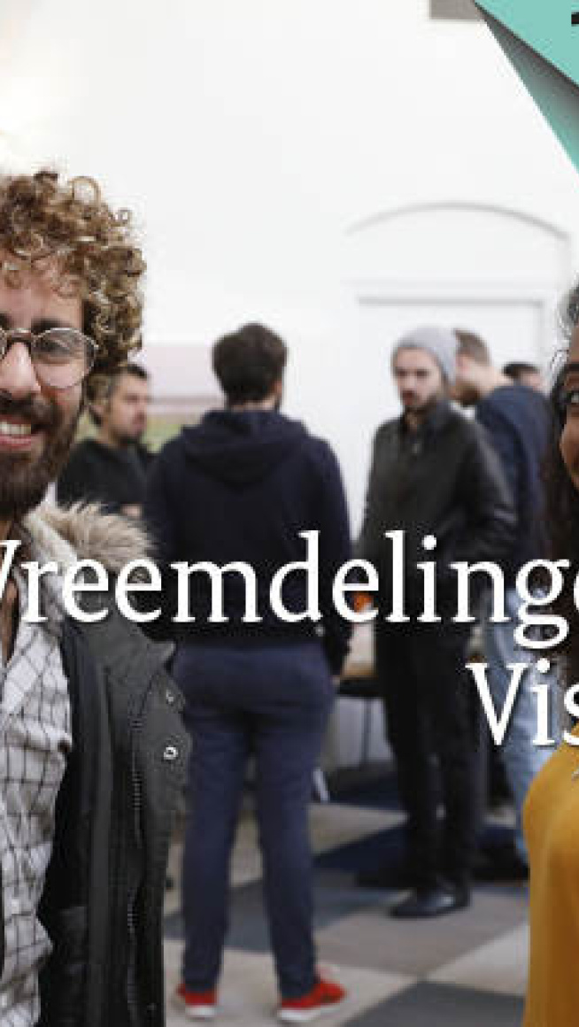 vrouw en man lachen in de camera