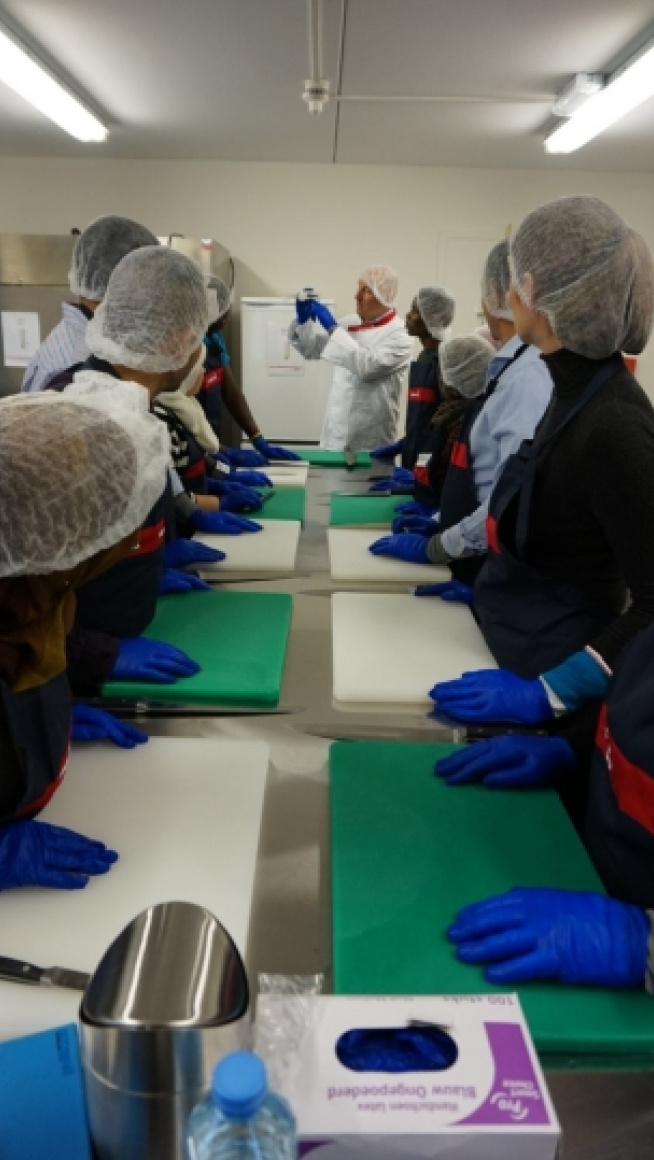 mensen zijn aan het werk in de kantine