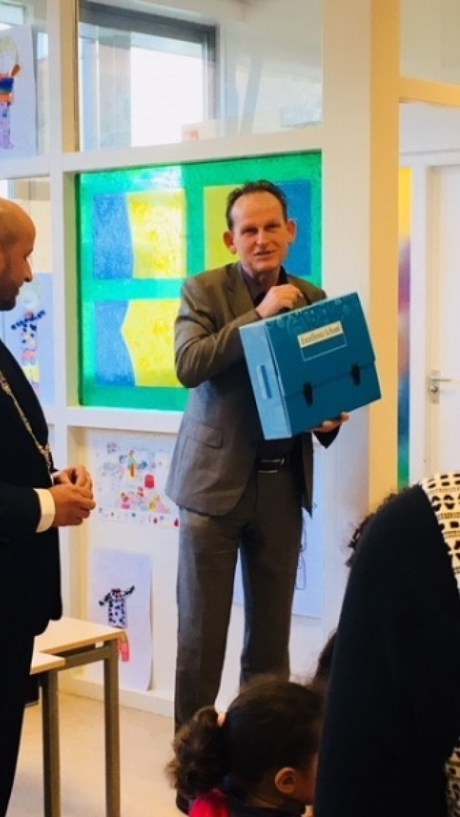 Burgemeester is aanwezig bij de uitreiking