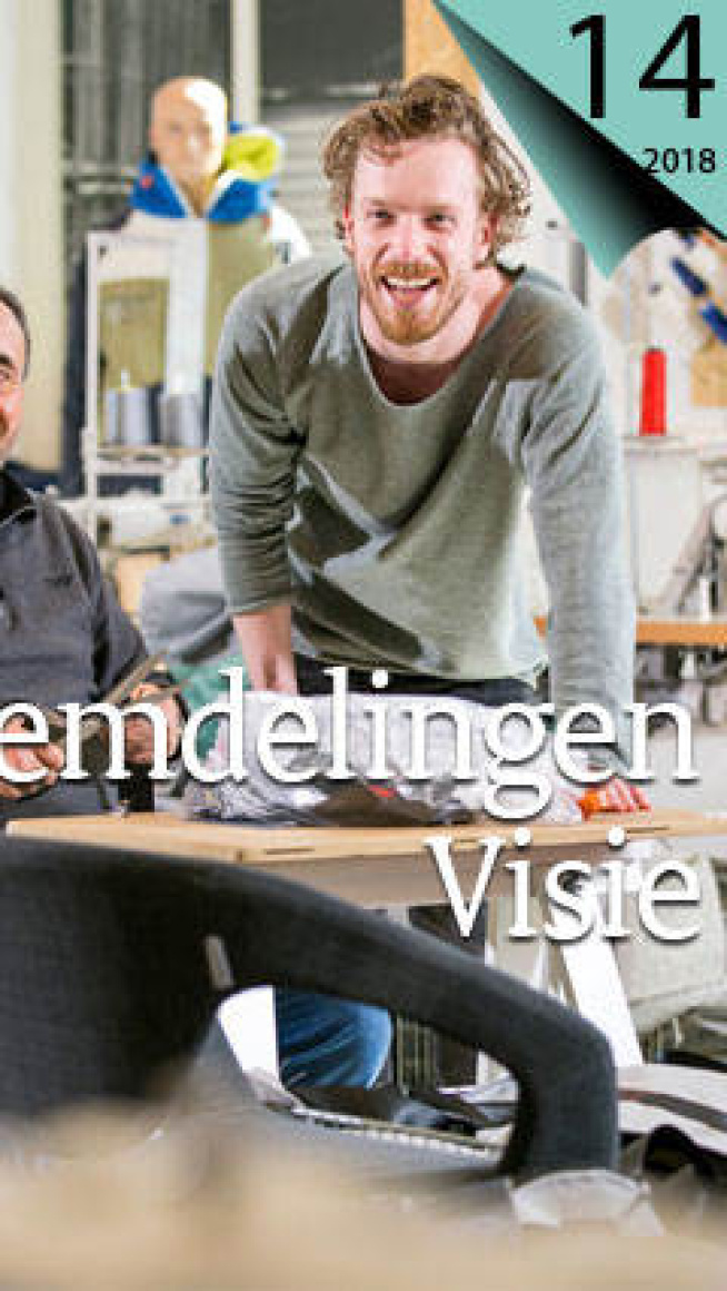 AZC medewerker poseert met azc bewoner