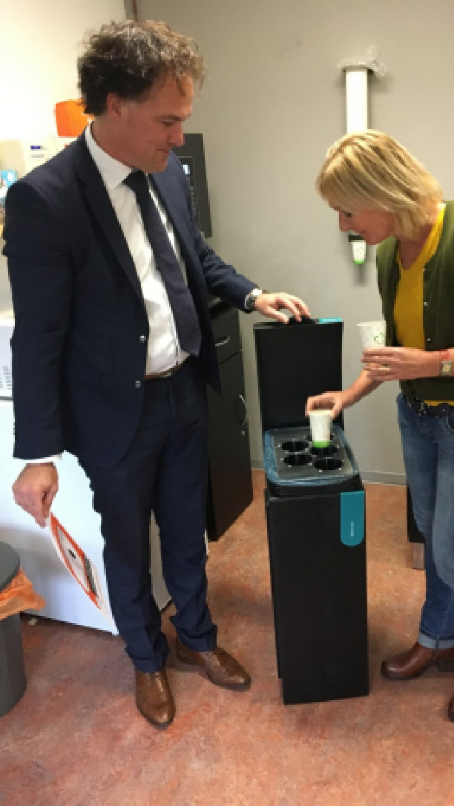 vrouw gooit een bekertje weg