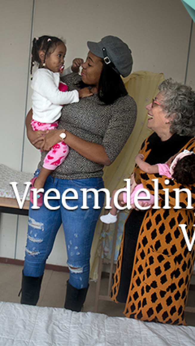 vrouw houdt kind vast naast nog een vrouw
