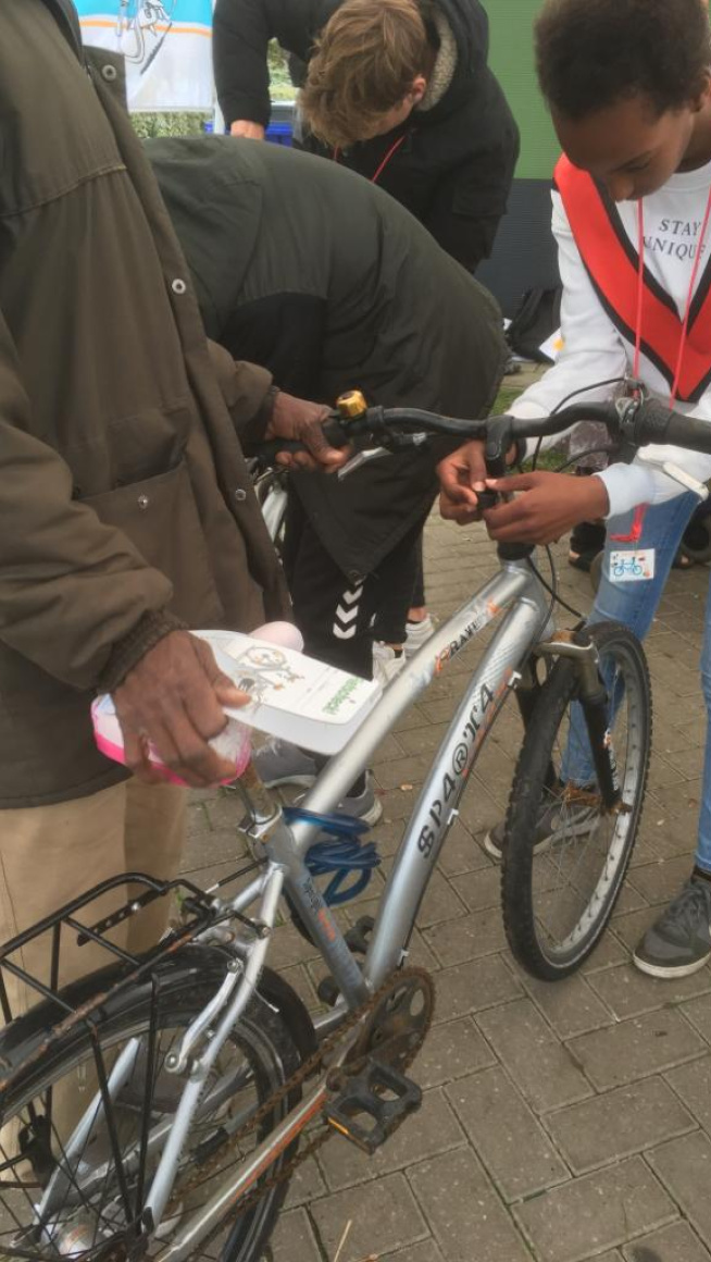 Jongen controleert zijn fietsverlichting