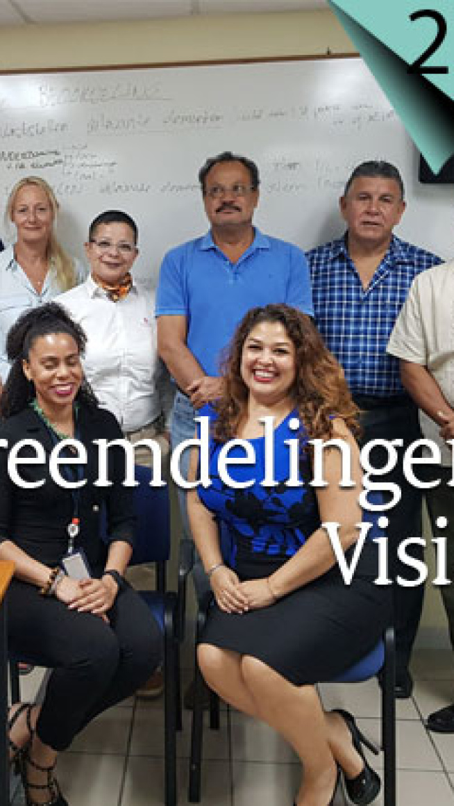 diverse mensen poseren voor een whiteboard