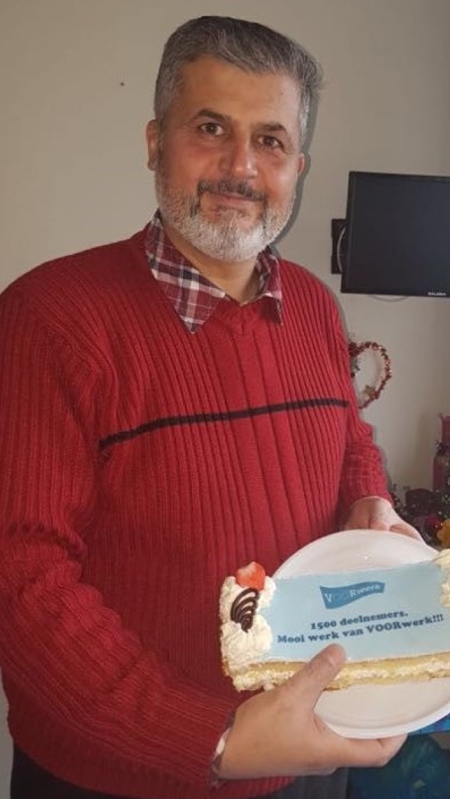 Ahmed houdt gebak vast