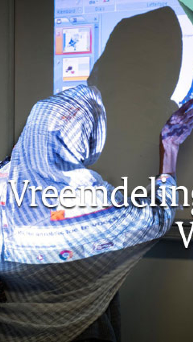 vrouw staat voor een presentatie