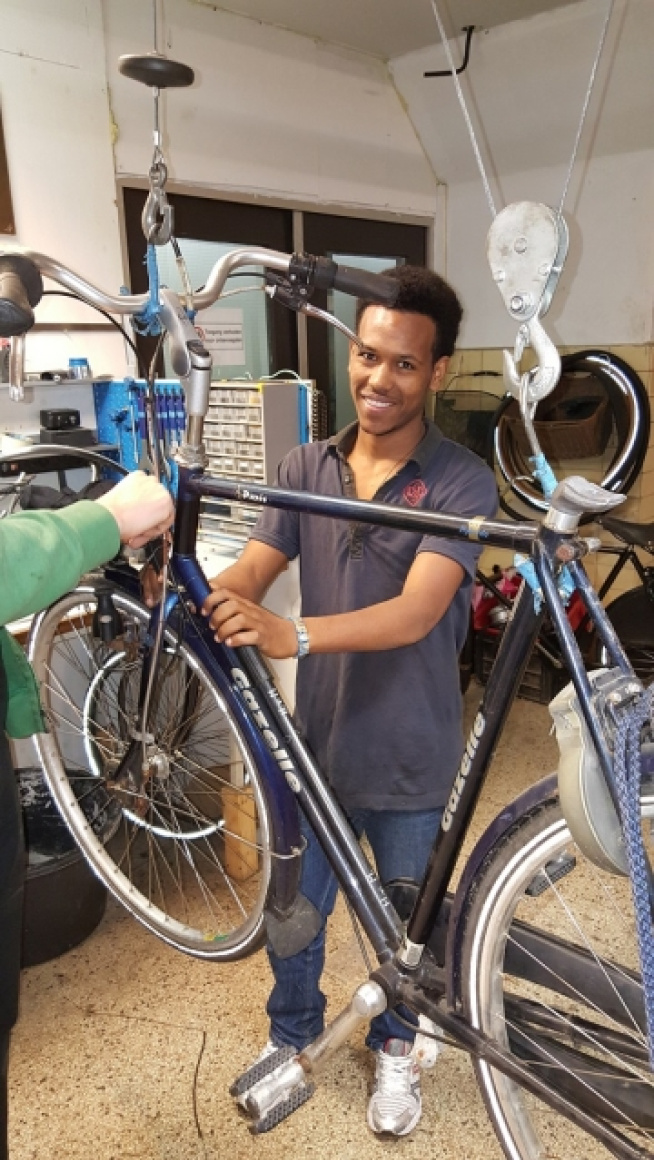 jongen werkt aan een fiets