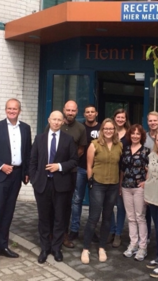 groep mensen poseert buiten voor de receptie