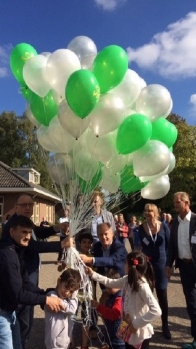 Mensen houden een ballon vast