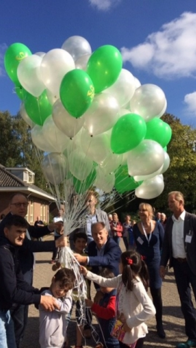 groepje mensen houden een ballon vast