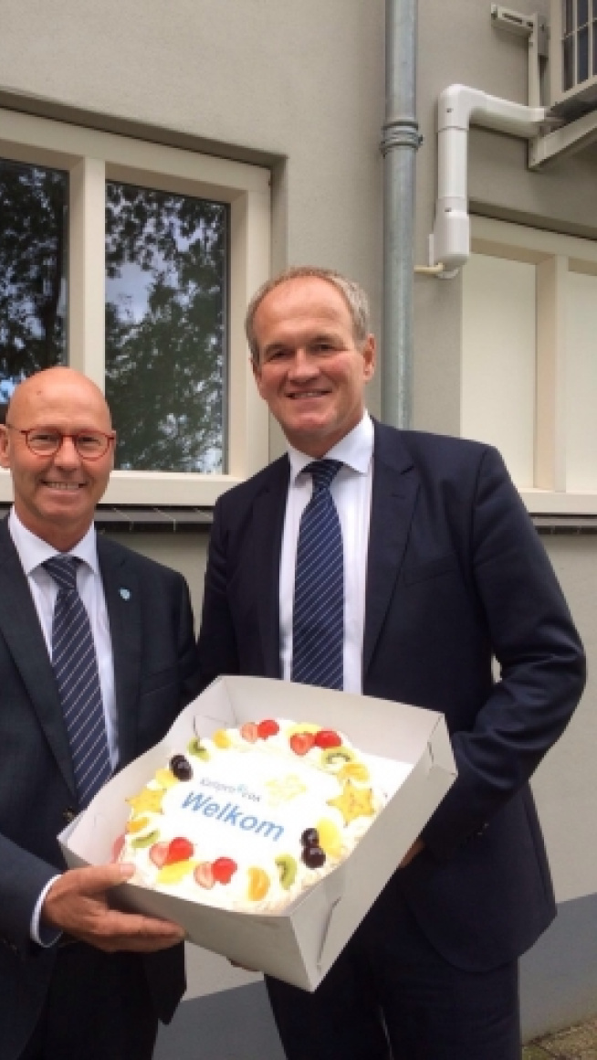 2 mannen houden een taart vast