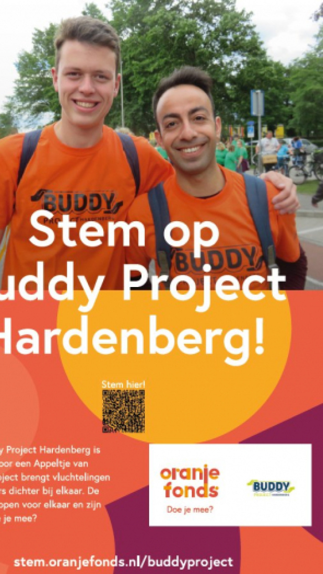 een man slaat zijn arm om de andere man heen