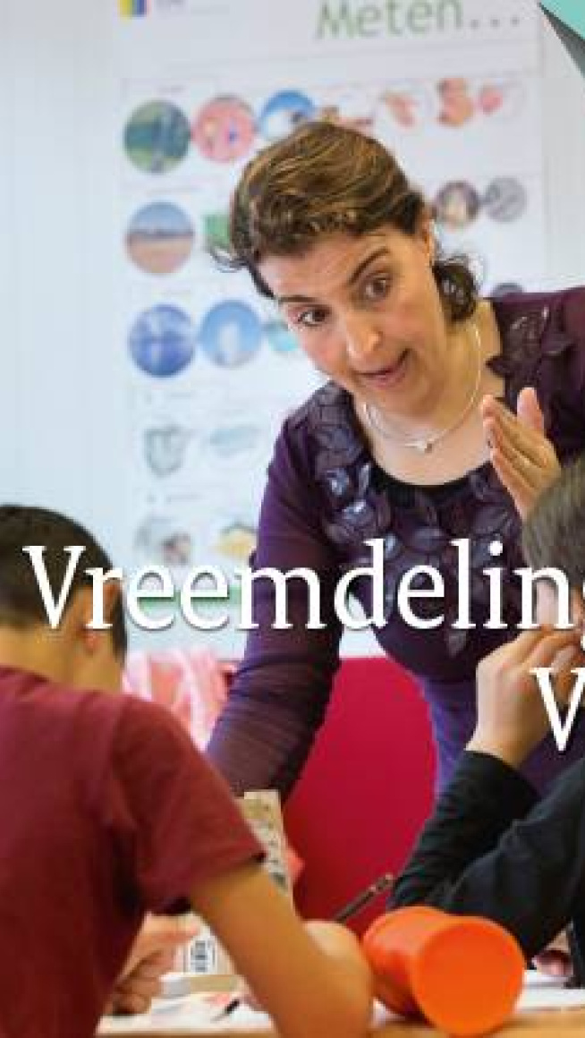 vrouw geeft uitleg aan een aantal leerlingen