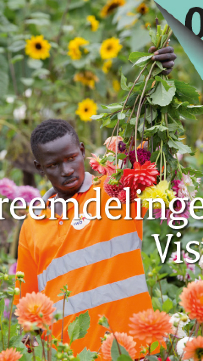 een man houdt een bos bloemen vast
